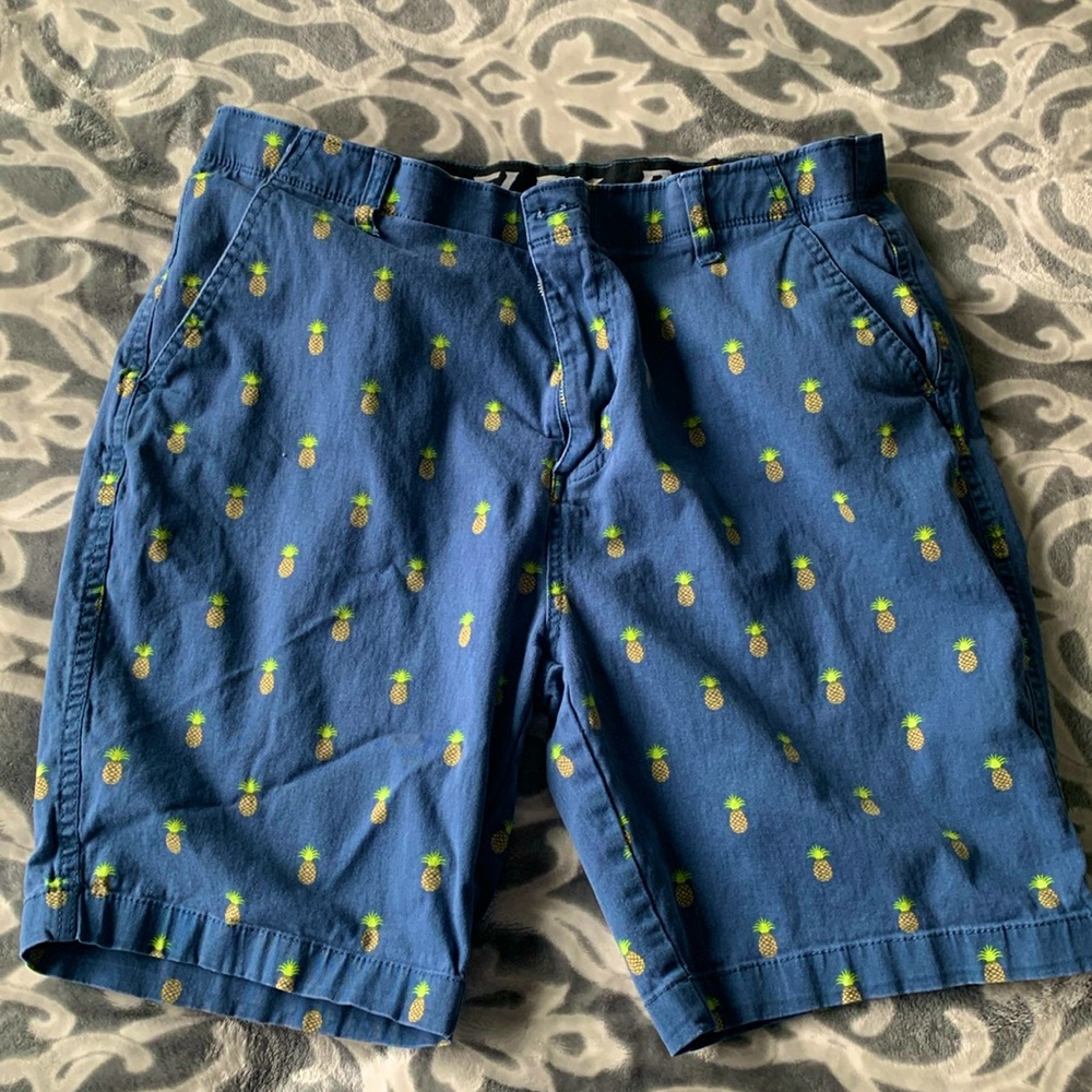 Men’s pineapple golf shorts!